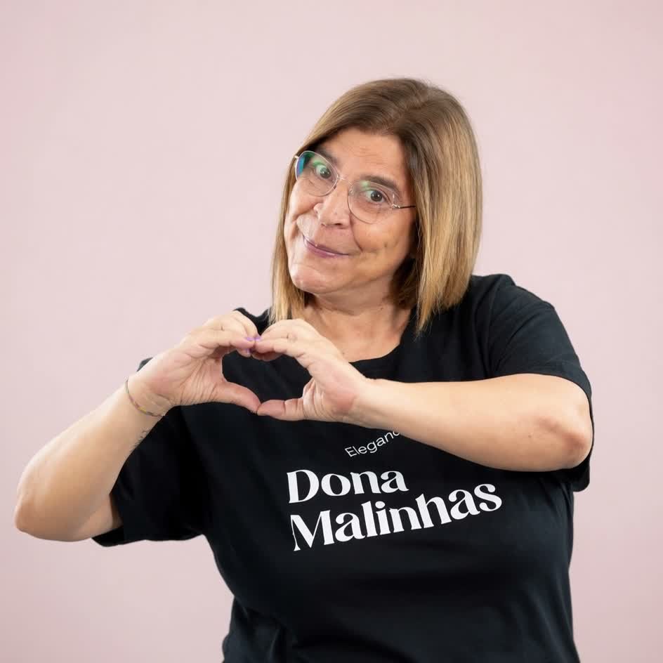 A fundadora da Dona Malinhas a formar um coração com as mãos